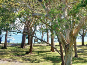 32 'Bay Parklands', 2 Gowrie Avenue - fantastic unit with air conditioning, pool, tennis court & spa